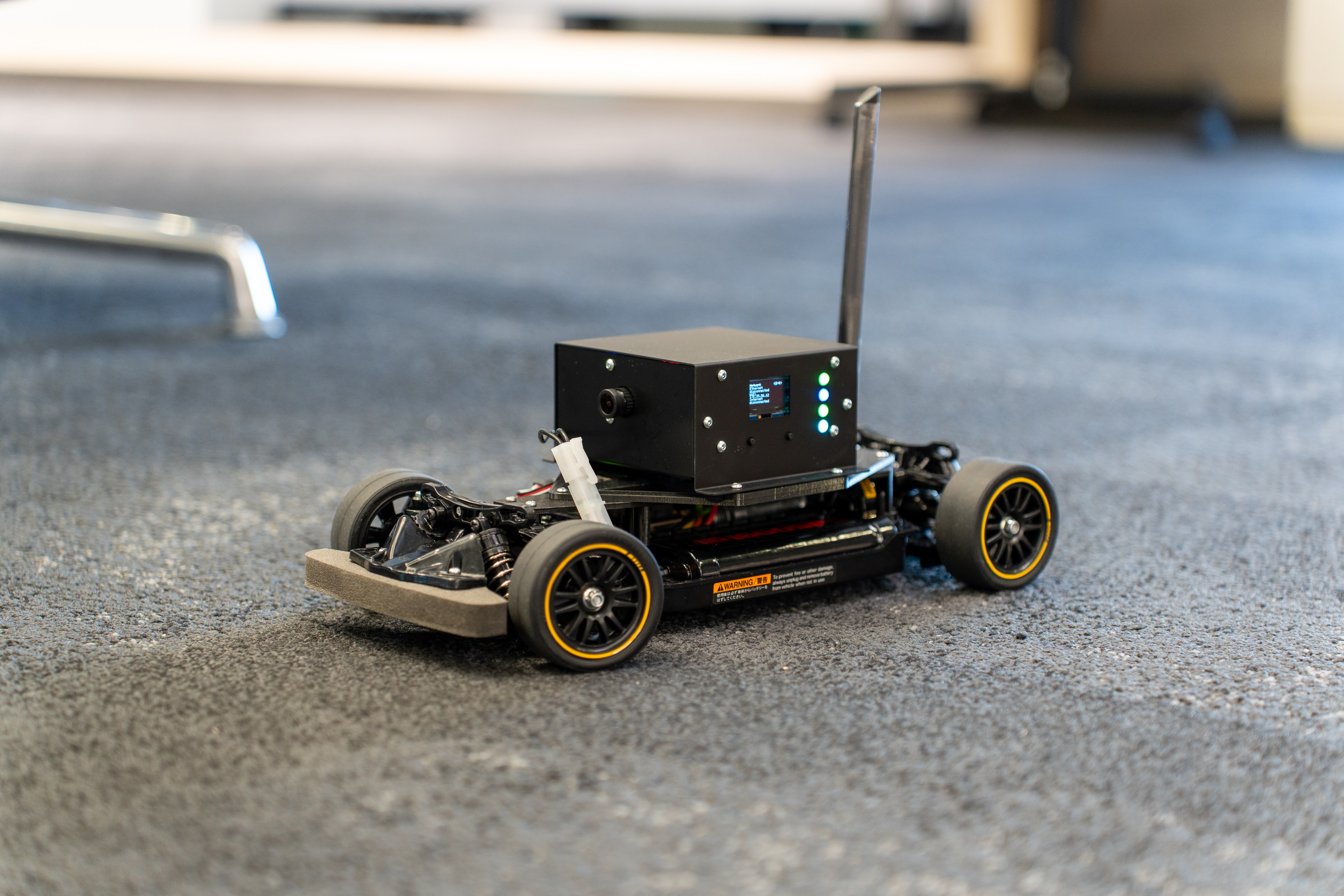 インターネットを介して沖縄ー東京間(約1600km)の映像伝送が61.2ms、ShunCarの遠隔操縦の実験を行いました。